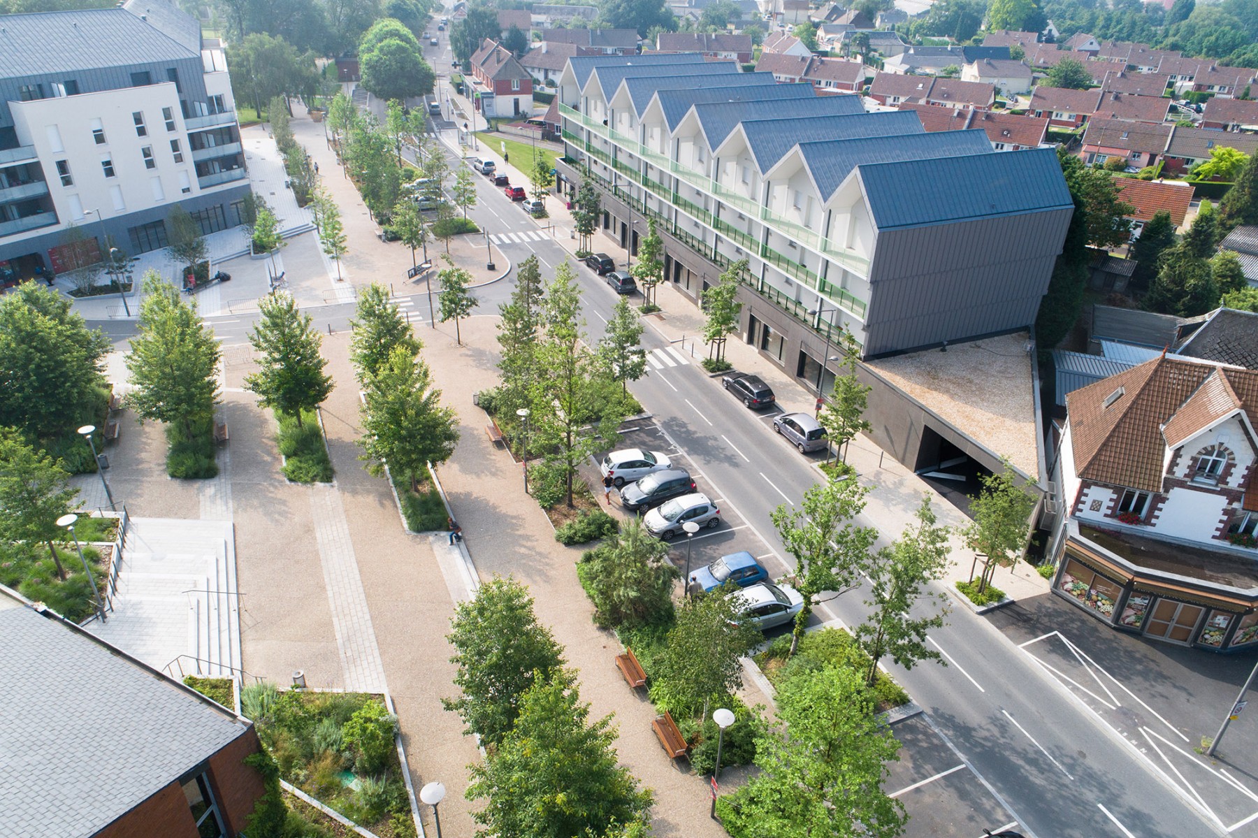 Vue sur la place jardin et le fond du cours en connexion avec le parc