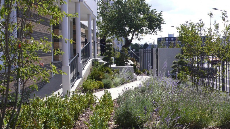 Vue sur les jardins d'accueil de l'ensemble immobilier I3f de 200 logements neufs sur le quartier de la Muette