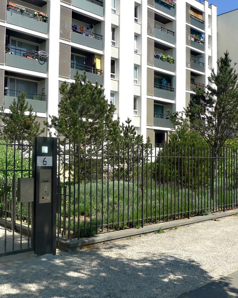 Vue sur les jardins d'accueil depuis l'espace public