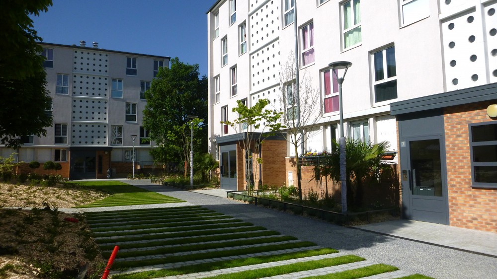 Vue sur un des halls d'entrée donnant sur le jardin central de la résidence