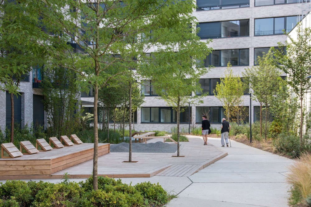 Le jardin communautaire et son deck en bois - Opération Pantin Canal - Emerige