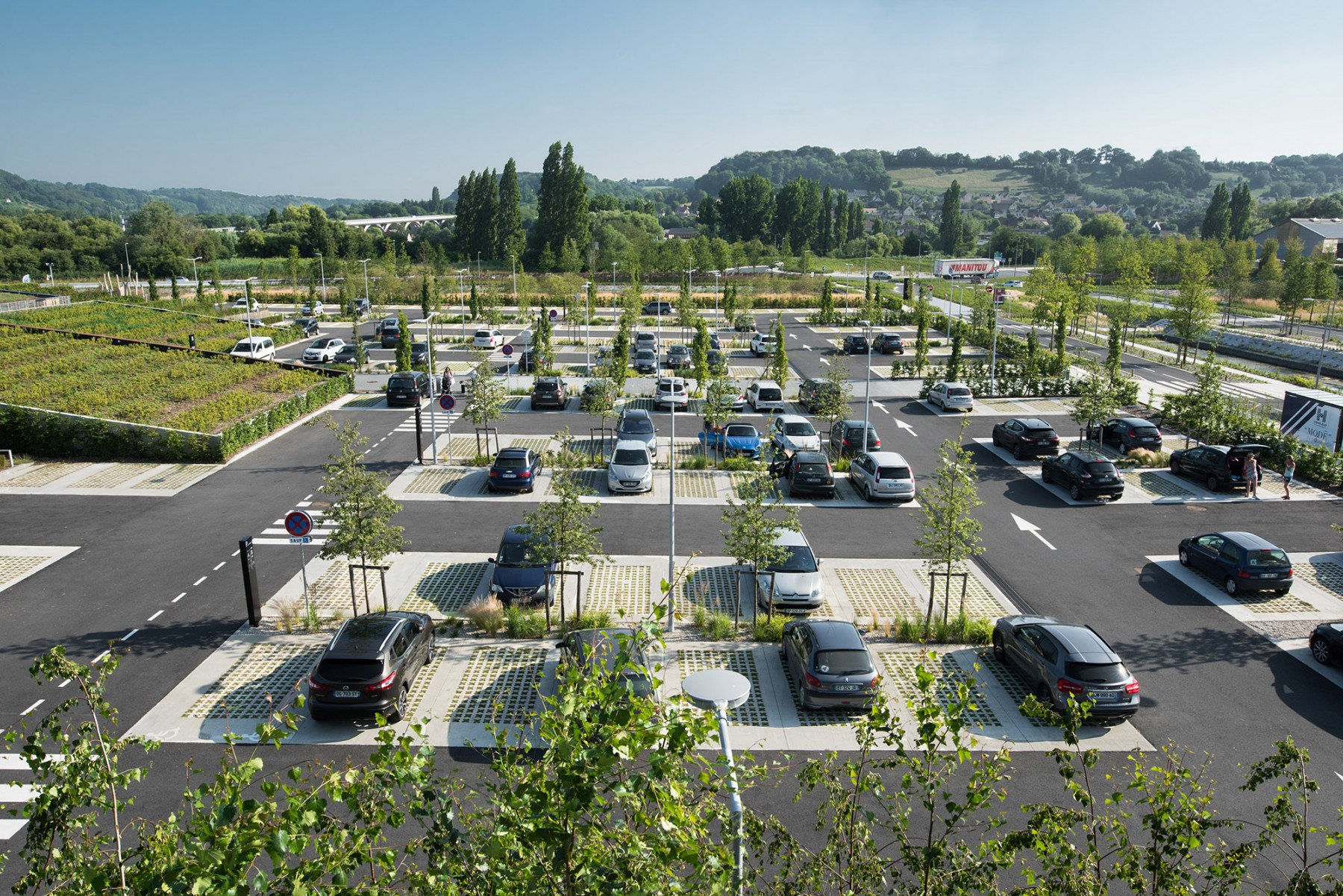 Le parking paysagé du "Honfleur Normandy Outlet"