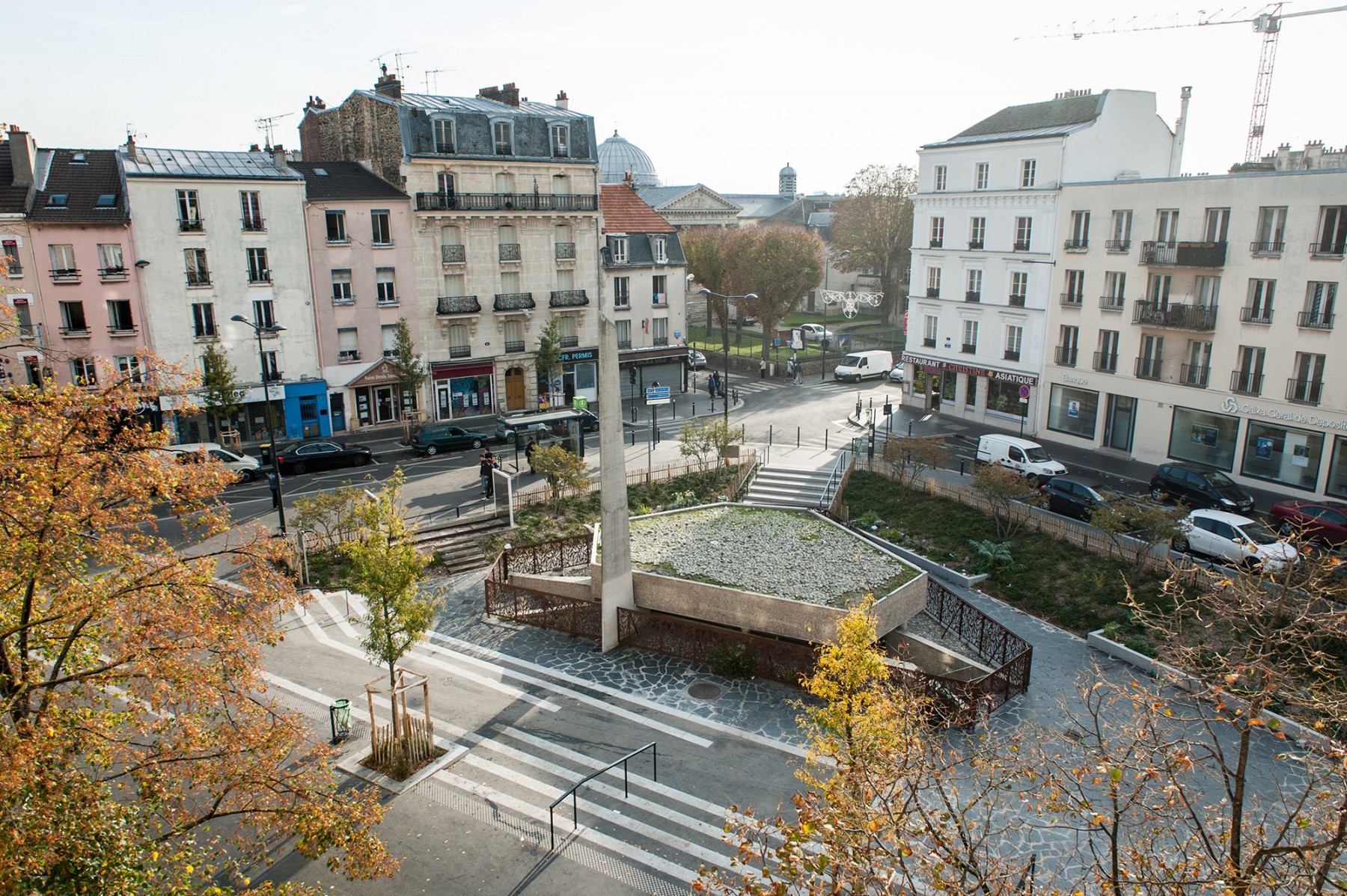 Vue sur le square, le monument aux morts et le monument de la déportation