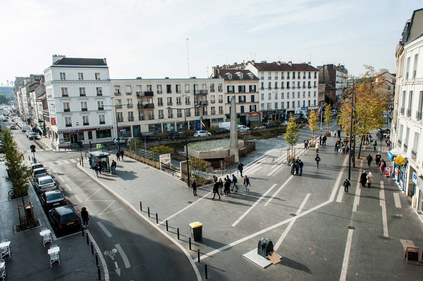 Vue sur le square, le monument aux morts et le monument de la déportation