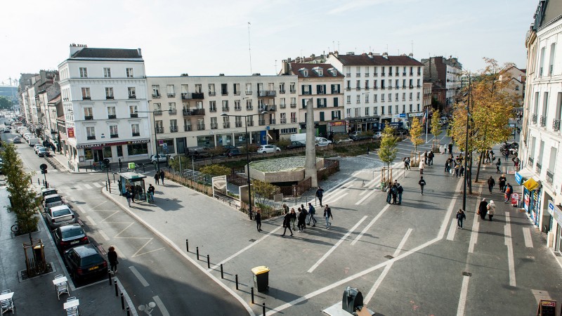 Vue sur le square, le monument aux morts et le monument de la déportation