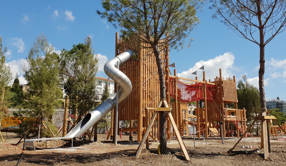 L'aire de jeu du parc du Ray en pleine installation