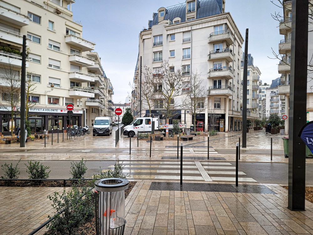 Vue sur la rue Ginoux et la Place Gabrielle de Guerchy requalifiées