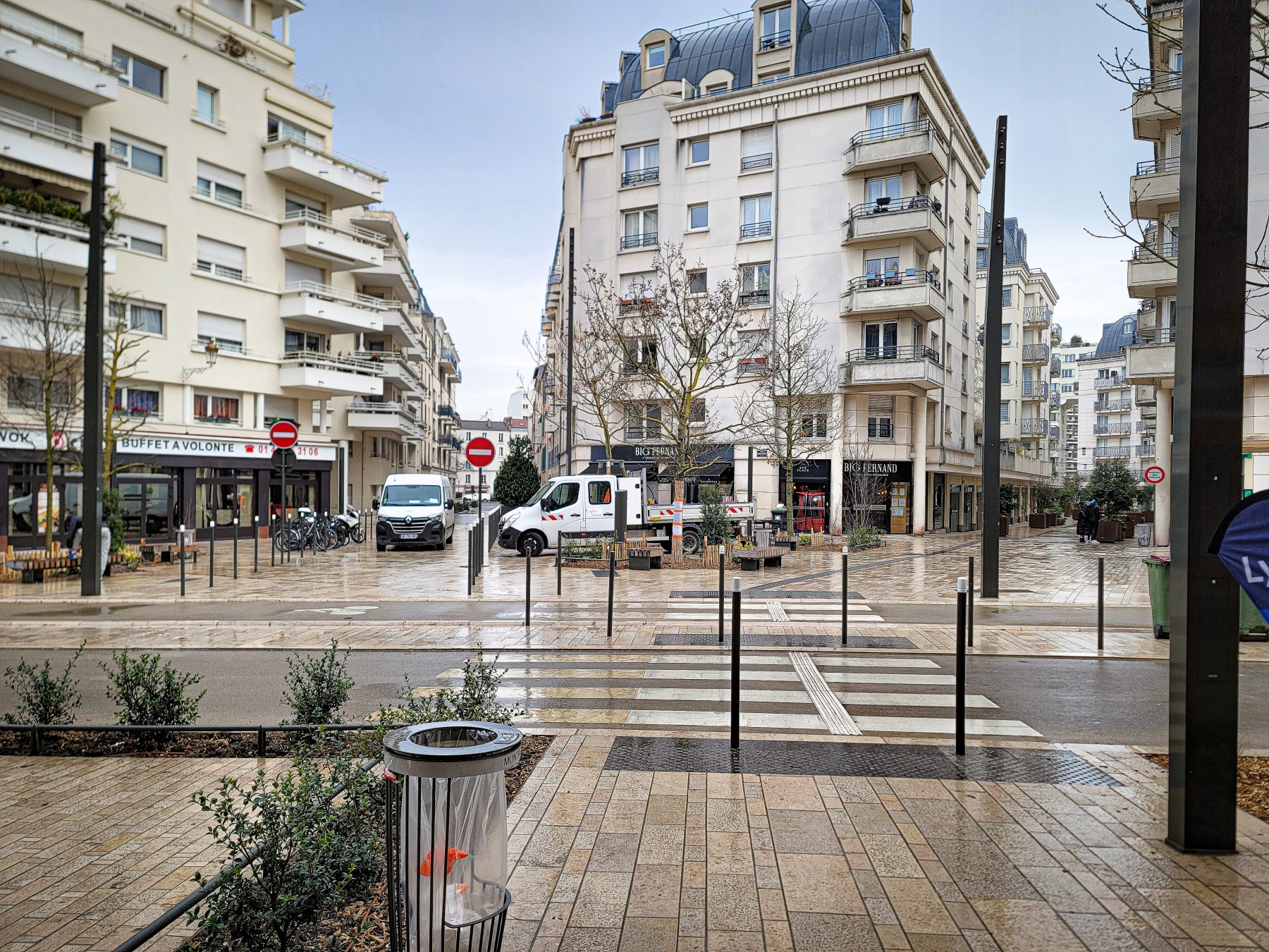 Vue sur la rue Ginoux et la Place Gabrielle de Guerchy requalifiées