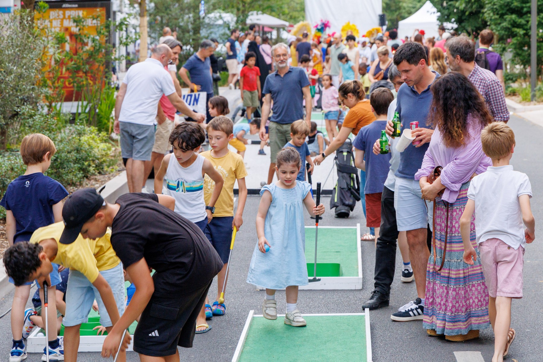 La rue ginoux transformé le temps de la fête en une vaste aire de jeux en plein air