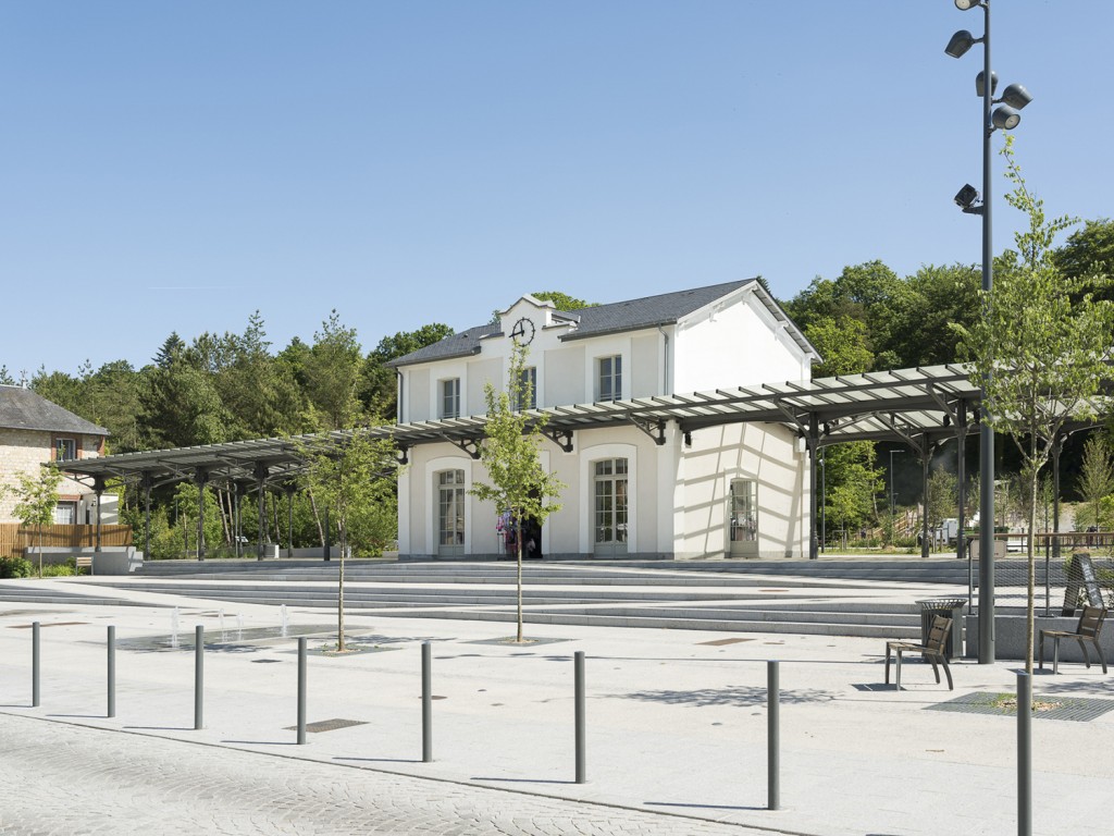 La place de la Gare de Bagnoles de l'Orne requalifiée