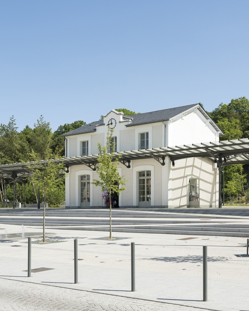La place de la Gare de Bagnoles de l'Orne requalifiée
