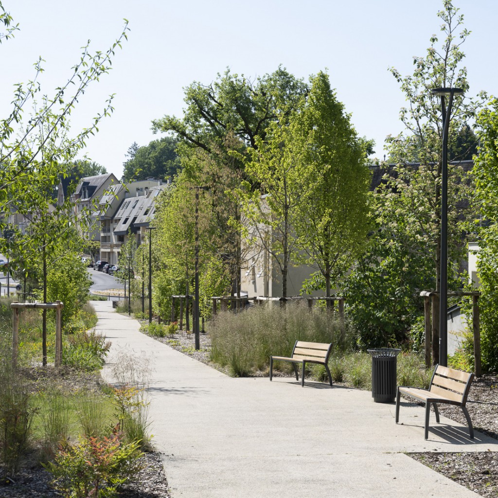 L'axe piéton reliant l'office de tourisme, la place de la Gare et l'hippodrome