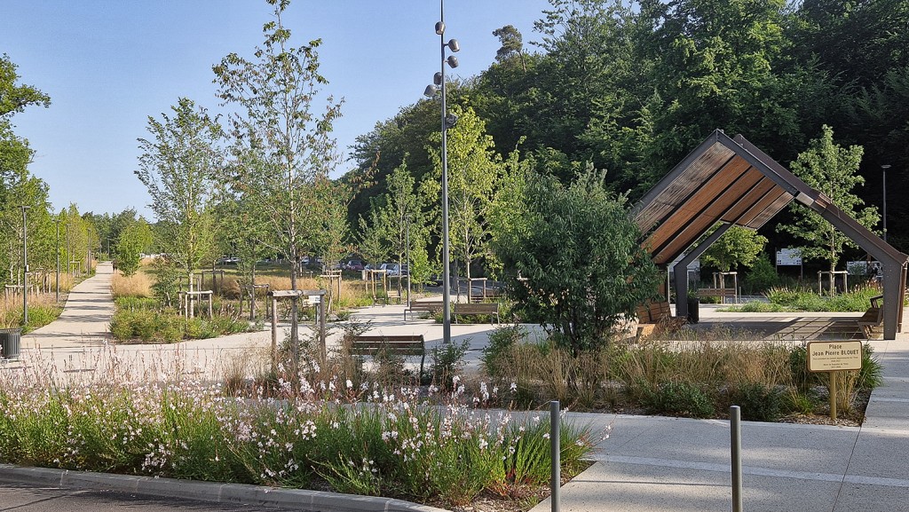 La place Jean-Pierre Blouet et sa halle qui forme un espace de rencontre pour les randonneurs