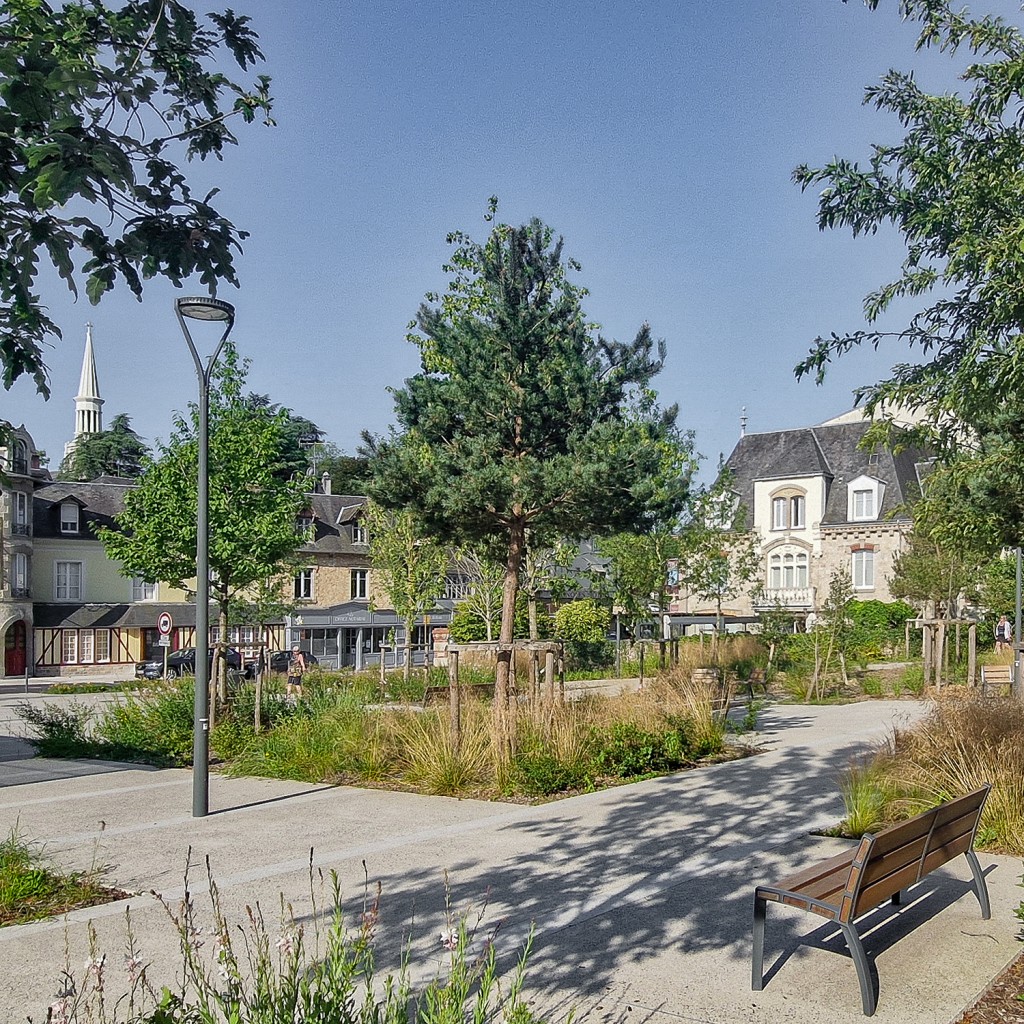 La place Jean-Pierre Blouet - Première vitrine de l'entrée de ville